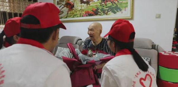 2018年,安徽一女士收到上面通知,才知退休礦工父親竟是一等功臣 2018年,安徽一女士收到上面通知,才知退休礦工父親竟是一等功臣