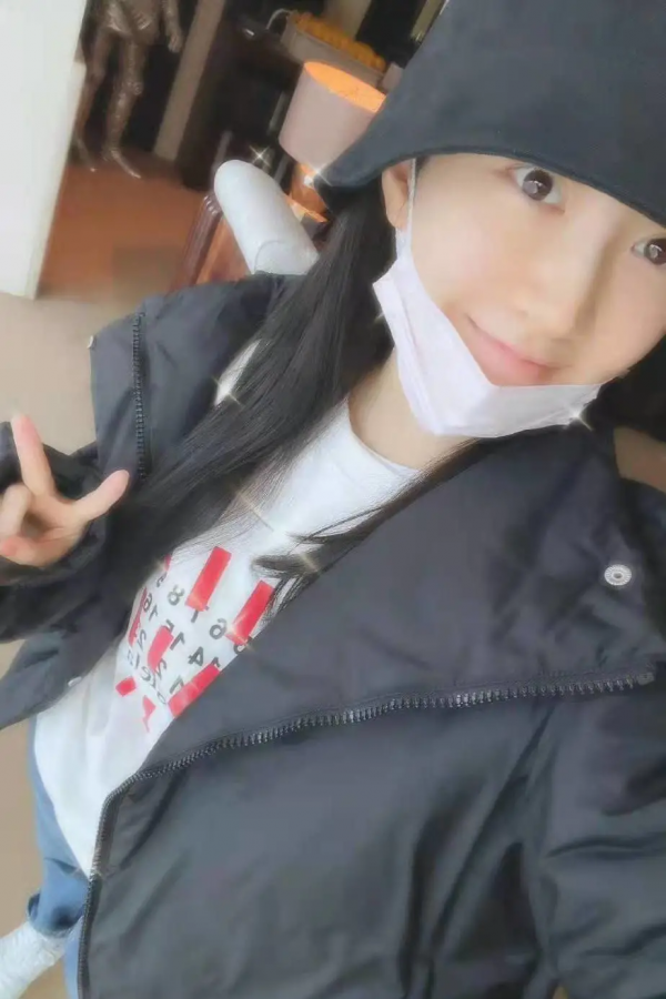 內娛女明星真的拼，在雪地裡穿露肩連衣裙