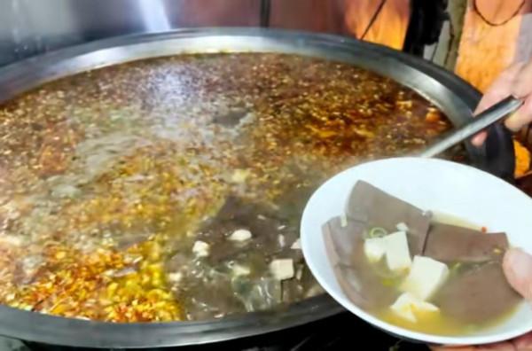 安徽大叔賣黑暗料理,努力幹活養孫子,6元一碗不漲價 安徽大叔賣黑暗料理,努力幹活養孫子,6元一碗不漲價