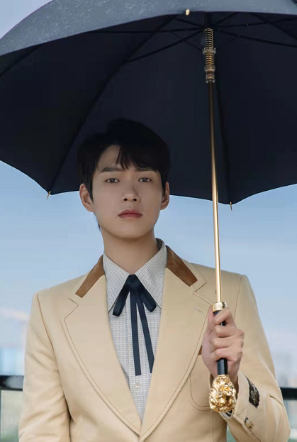 劉愷威穿黑西裝亮相！臉胖一圈沒了霸總範，世紀同框魏大勳不尷尬