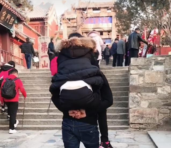 33歲山東男人,照顧癱瘓妻子13年,還揹著妻子登泰山看日出 33歲山東男人,照顧癱瘓妻子13年,還揹著妻子登泰山看日出