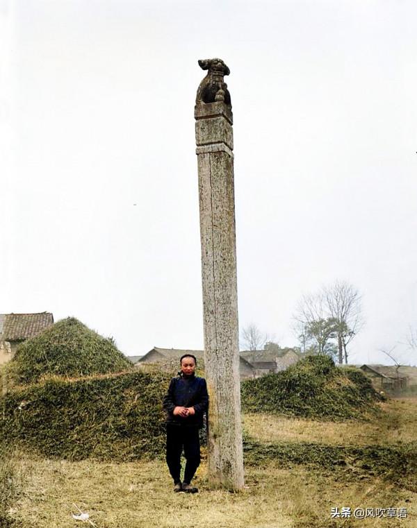 1911年2月的湖北宜昌,漁民用水獺捕魚,巨大的墓碑令人震撼 1911年2月的湖北宜昌,漁民用水獺捕魚,巨大的墓碑令人震撼