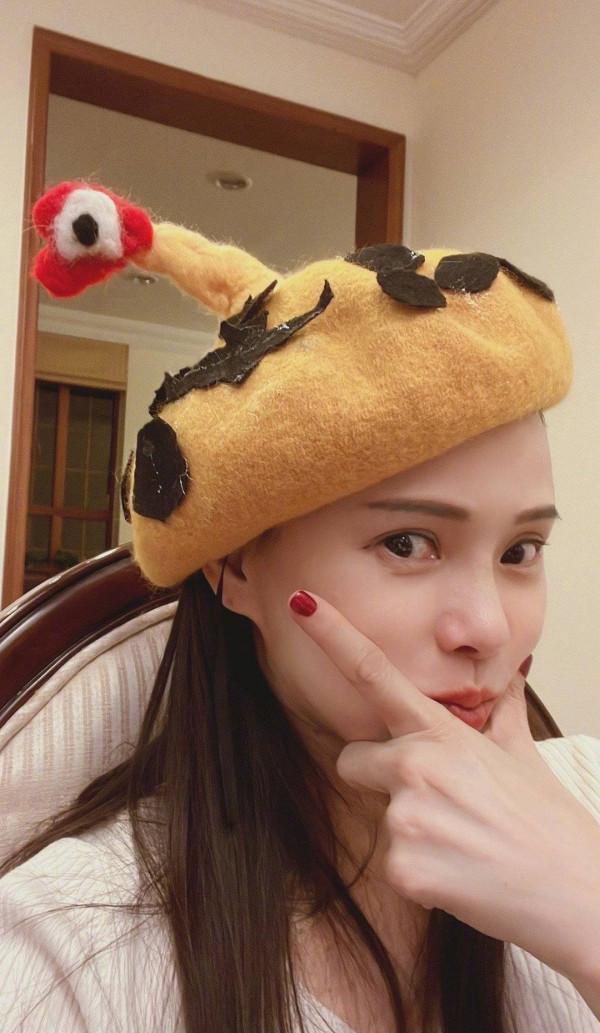 伊能靜曬出女兒的手工禮物 甜蜜合照溫馨幸福