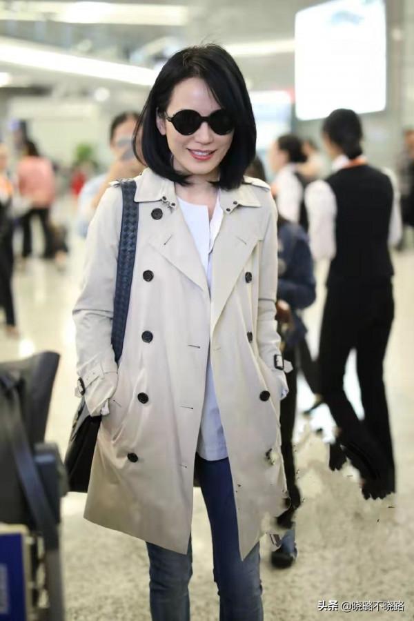真正見過世面的女人，穿風衣很少配小黑褲，看陳數俞飛鴻就知道了