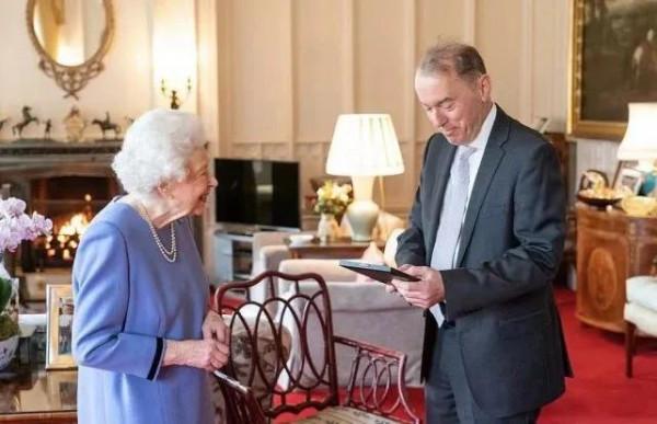 96歲英女王獨自參加活動！打扮精緻卻駝背，威廉太禿不考慮植髮嗎