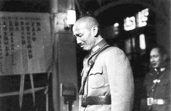 劉伯承說留活口，毛澤東要他帶上鐐銬，王近山抓的人究竟是誰？