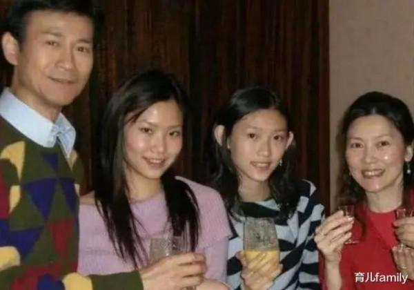 娛圈揭秘：鄭少秋的4個女兒同是一個爹差距卻很大，網友：太殘酷