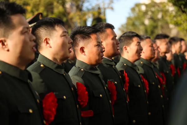 敬禮！第71集團軍組織退役士兵向軍旗告別儀式