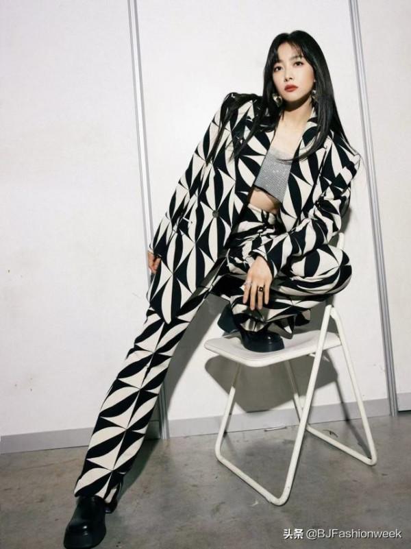 過年喜歡穿設計感強的衣服，不如學宋茜穿搭，又帥又酷