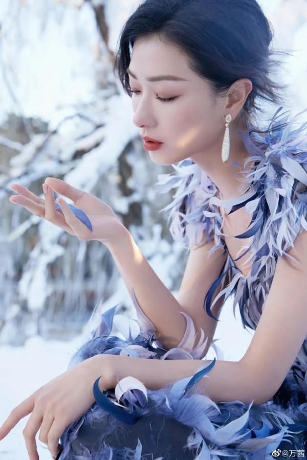 萬茜冬天不怕冷，穿單薄羽毛裙漫步雪地中，再現“雪女”