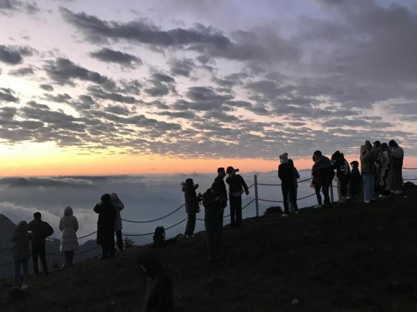 旅遊去體驗轎頂山日出日落美極