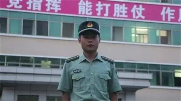 5年過去了,當年在工地上收到大學通知書的搬磚男孩,當上了軍官 5年過去了,當年在工地上收到大學通知書的搬磚男孩,當上了軍官