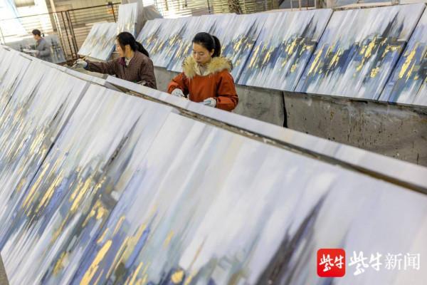二百多名畫工，流水線作業一人一筆畫	油畫
中國最大油畫複製工廠竟然就“躲”在周莊