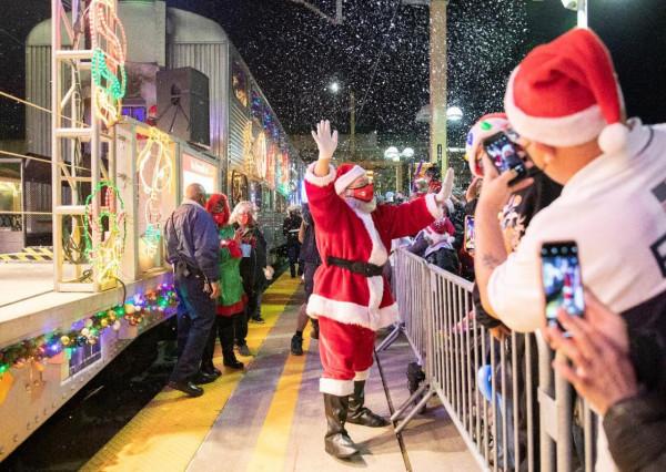 “聖誕火車”駛進舊金山灣區 “聖誕火車”駛進舊金山灣區