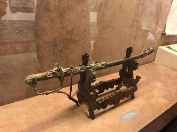 張作霖的醒獅勳刀,當時中國軍人的最高榮譽,蔡鍔的勳刀捐給國家 張作霖的醒獅勳刀,當時中國軍人的最高榮譽,蔡鍔的勳刀捐給國家