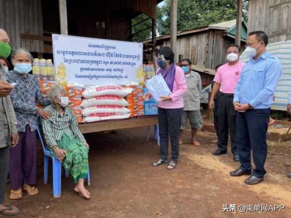 4名100多歲柬埔寨老人接種，每人獲300萬瑞爾獎勵