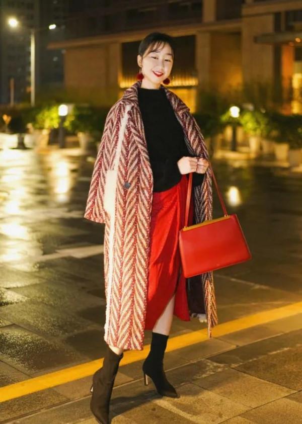 穿大衣時，搭長裙還是短裙？記住“九分穿法”，才能有效顯高瘦