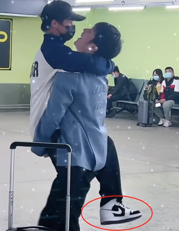 殷世航與小豬上演“兄弟情深”，卻被內增高搶鏡，這是踩著高蹺？