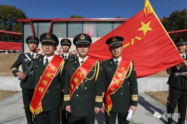 揮淚轉身，32名軍官光榮退役