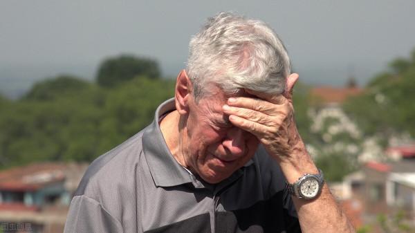 66歲老人哭訴:人不能太重視錢,尤其老人,錢和親情二者不可得兼 66歲老人哭訴:人不能太重視錢,尤其老人,錢和親情二者不可得兼