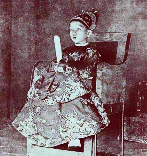 帶頭崇洋媚外的皇帝：身高僅1米5，喝洋酒穿西服，連陵墓都學西方