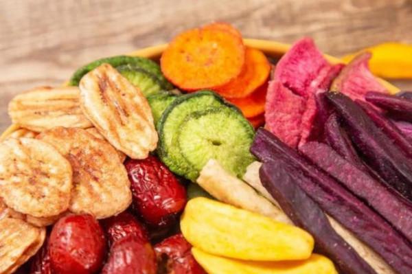 明星也愛吃“幾塊錢”的零食：肖戰吃到上頭，譚松韻拍戲都在吃