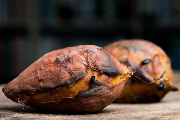 烤紅薯時，怎樣才能又甜又糯，1個步驟是關鍵，學會烤出好紅薯