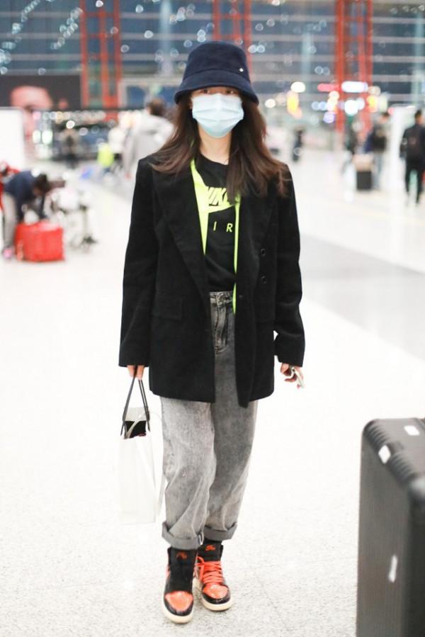 趙今麥仗著自己年紀小,素顏出門面板也挺好的,一身打扮挺帥氣 趙今麥仗著自己年紀小,素顏出門面板也挺好的,一身打扮挺帥氣