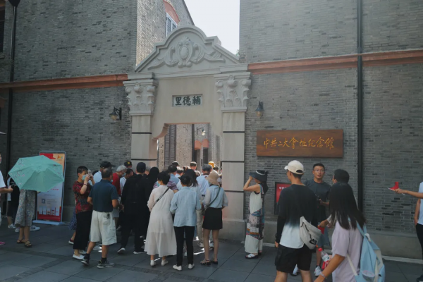 這輛“百年限定”的紅色巴士，今年特別值得坐上一坐