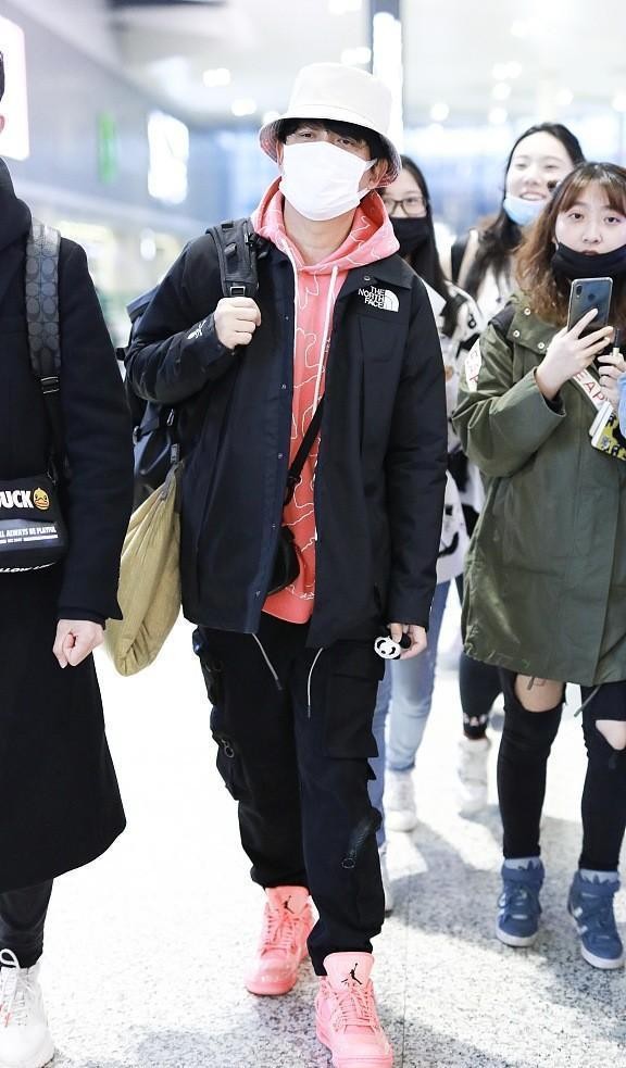 潘粵明都快50歲了，可是愣是把自己打扮成小夥，看著還挺時髦