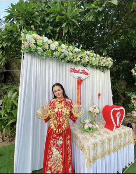 越南土豪大婚，新娘子如花似玉，脖子上手上掛滿幾公斤的金飾