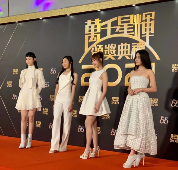 TVB紅毯醜哭了，像鄉鎮模特大賽，鍾嘉欣妝好髒、馬國明泛油光