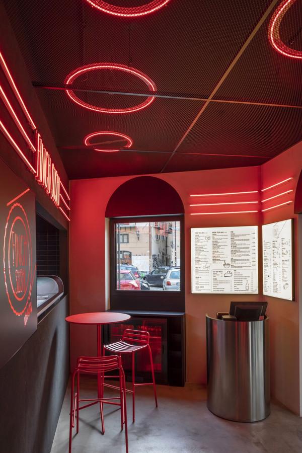 芬奇壽司餐廳：霓虹燈的都市美學