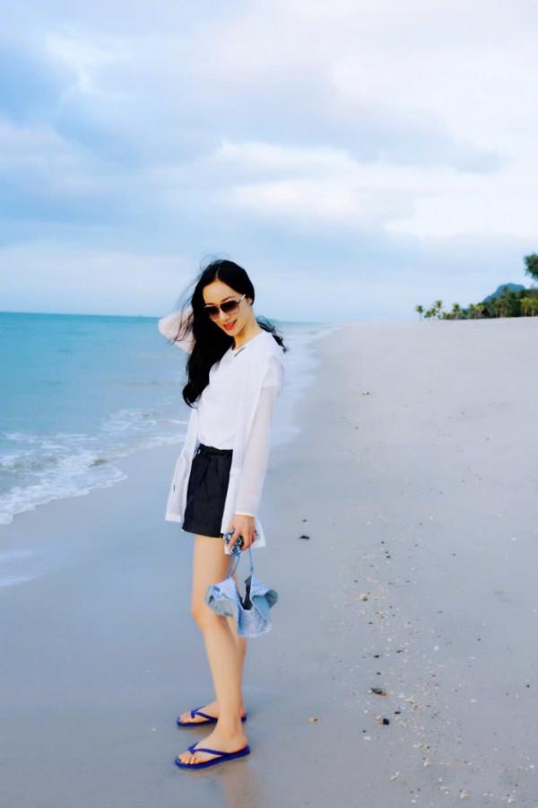 韓雪本想穿條短褲秀腿，不想坐下時卻一秒尷尬，真想送件外套給她