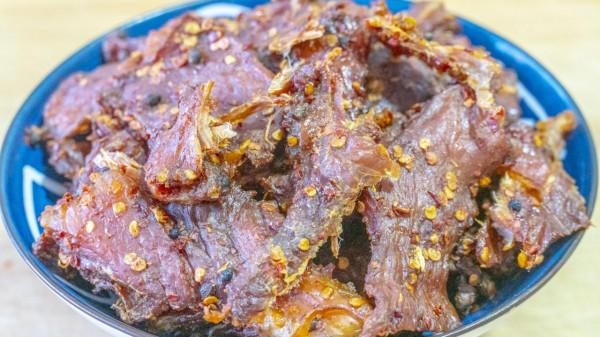 春節小零食，豬肉就要這樣做，麻辣鹹香還拉絲，比新鮮的好吃太多