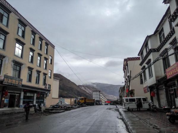 川藏騎行意義何在？13驢友雨中起爭執，結果太氣人