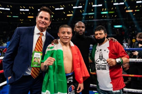 受傷+狼狽！“梅威瑟乾兒子”以微弱優勢險勝對手，艱難衛冕