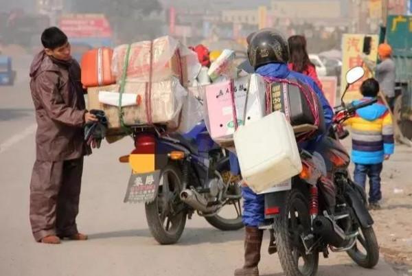 年關將近，“鐵騎大軍”又踏回鄉路，農民工為啥不選擇其他方式？