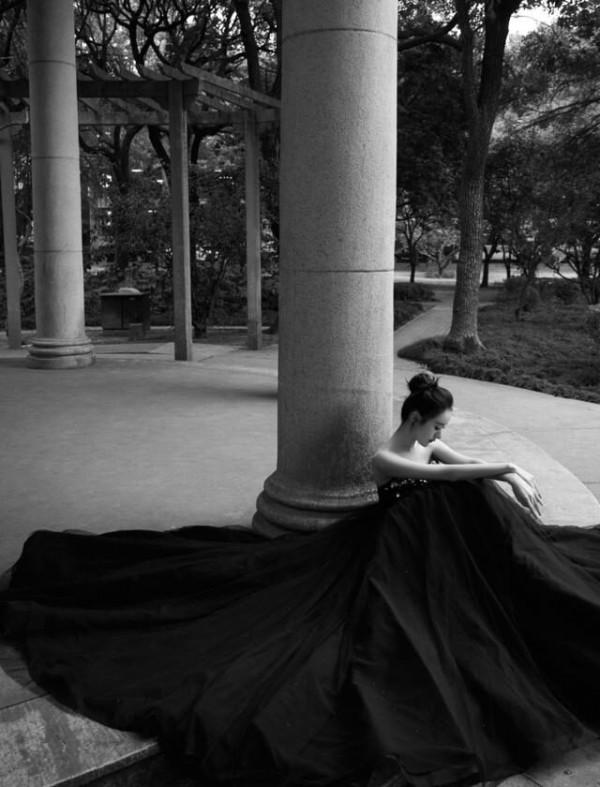 袁冰妍越來越像趙麗穎了，穿抹胸紗裙打扮似黑天鵝，差點沒認出來