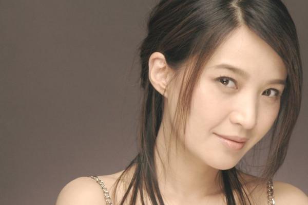 郝蕾、溫崢嶸年輕時都是美女，如今出演八角亭迷霧，誰的變化大？