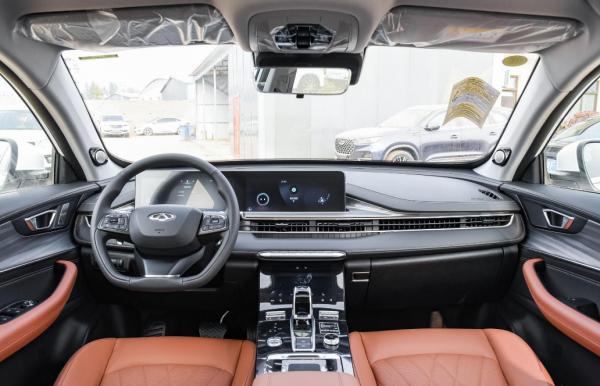 實拍瑞虎8 PLUS,水晶灰配色沉穩,車內提供三塊大屏+64色氛圍燈! 實拍瑞虎8 PLUS,水晶灰配色沉穩,車內提供三塊大屏+64色氛圍燈!