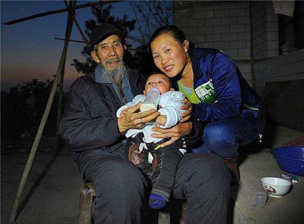 8年前，湖南71歲郎中生一男孩，如今由外婆照顧，夫妻倆在外旅遊