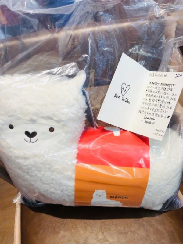 53歲翁虹曬全家福慶生自詡只有35，13歲女兒親自為媽媽做大餐