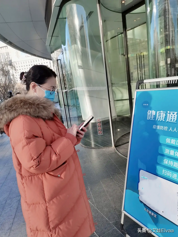 周海媚下班回京!穿毛絨羽絨服扎丸子頭趕飛機,人不胖雙下巴搶鏡 周海媚下班回京!穿毛絨羽絨服扎丸子頭趕飛機,人不胖雙下巴搶鏡