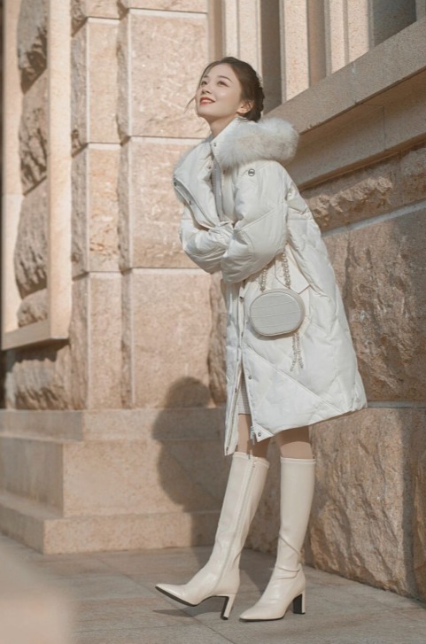 冬天穿“小白靴”更驚豔，顯瘦耐看還減齡，配大衣美極了
