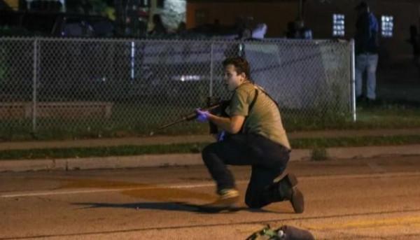 驚動拜登!美國汽車衝撞遊行人群,槍聲大作哀嚎一片,5死40餘傷 驚動拜登!美國汽車衝撞遊行人群,槍聲大作哀嚎一片,5死40餘傷