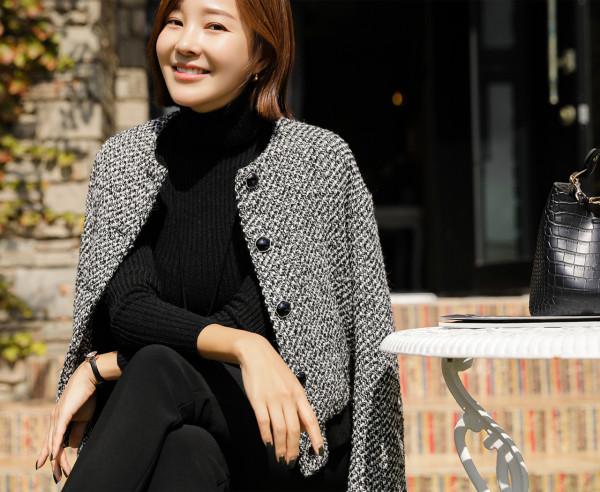 圓領款粗花呢外套，非常出色地展現出你的自信魅力