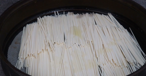 愛吃麵條一定要收藏了，別再水煮了，上鍋一蒸，天天吃都不膩