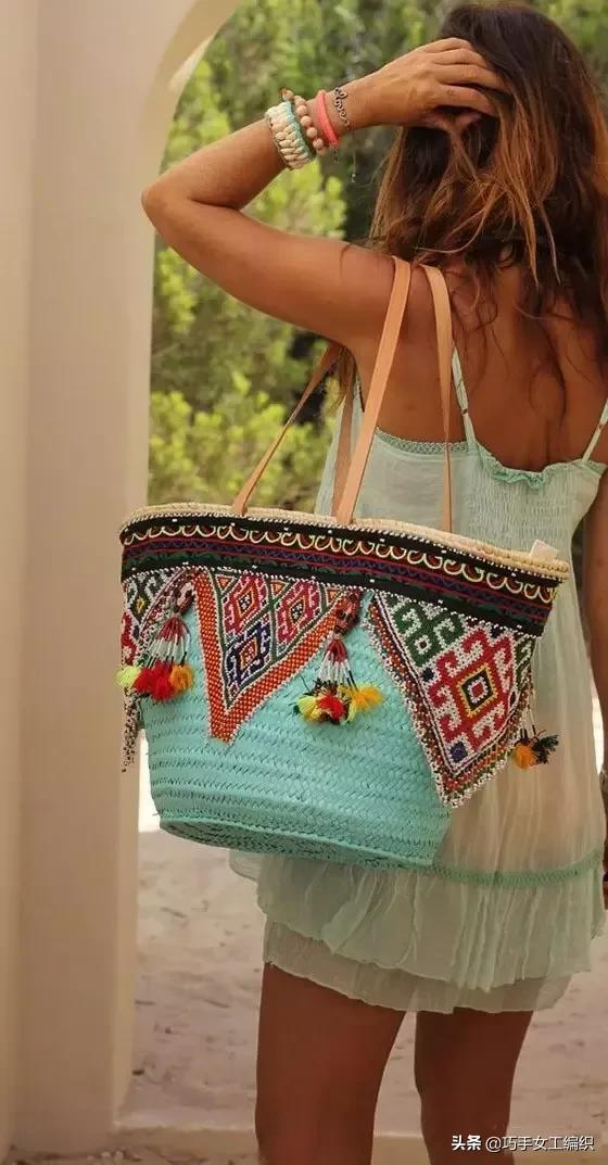 她將幾塊錢的繡片縫在包包上，真的不能再美了