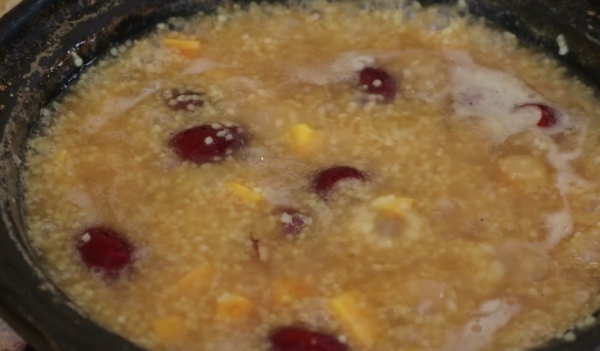 天涼了，多吃小米，一次喝3碗，暖心又養胃，做法超簡單